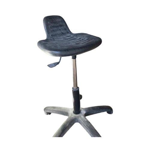 Chaise noire avec piston à gaz